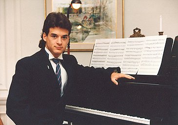 Photo of Jallen at the Piano, senior in college